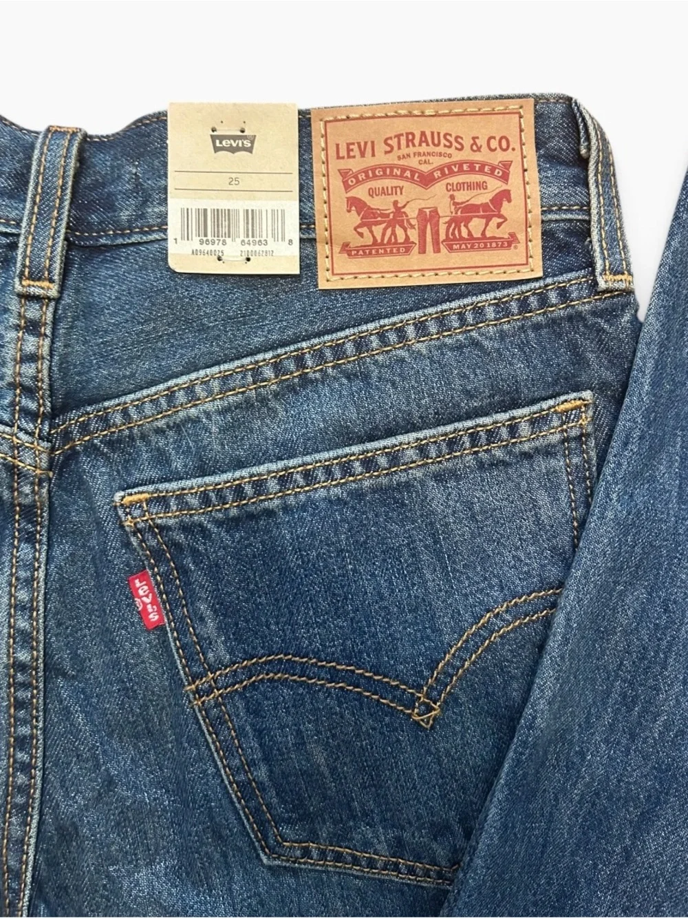 NWT Levi's Woman’s Low Pro Straight Jeans Medium Wash Size 25 indigo